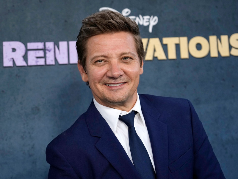 Am Neujahrstag 2023 war Jeremy Renner bei einem Schneepflug-Unfall lebensgefährlich verletzt worden (Archivbild). - Foto: Chris Pizzello/Invision/AP/dpa
