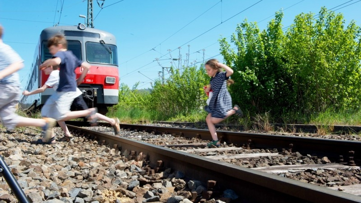 Bundespolizeidirektion München: Eindringlicher Appell der Bundespolizei: Von Gleisen und Oberleitungen fernhalten! - Foto: presseportal.de