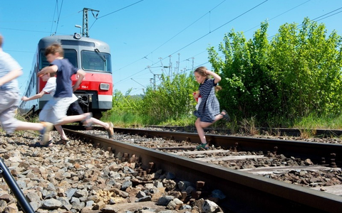 Bundespolizeidirektion München: Eindringlicher Appell der Bundespolizei: Von Gleisen und Oberleitungen fernhalten! - Foto: presseportal.de