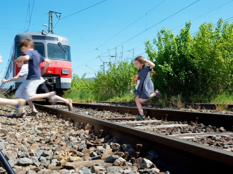 Bundespolizeidirektion München: Eindringlicher Appell der Bundespolizei: Von Gleisen und Oberleitungen fernhalten! - Foto: presseportal.de