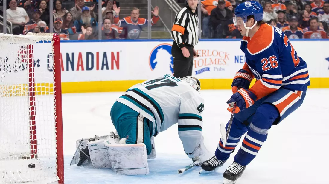 Eishockey: Marc-Edouard Vlasic (44) von den San Jose Sharks sieht zu, wie die Edmonton Oilers während des ersten Drittels ein Tor feiern. - Bild: JASON FRANSON/The Canadian Press/AP/dpa