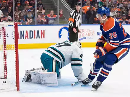 Eishockey: Marc-Edouard Vlasic (44) von den San Jose Sharks sieht zu, wie die Edmonton Oilers während des ersten Drittels ein Tor feiern. - Foto: JASON FRANSON/The Canadian Press/AP/dpa