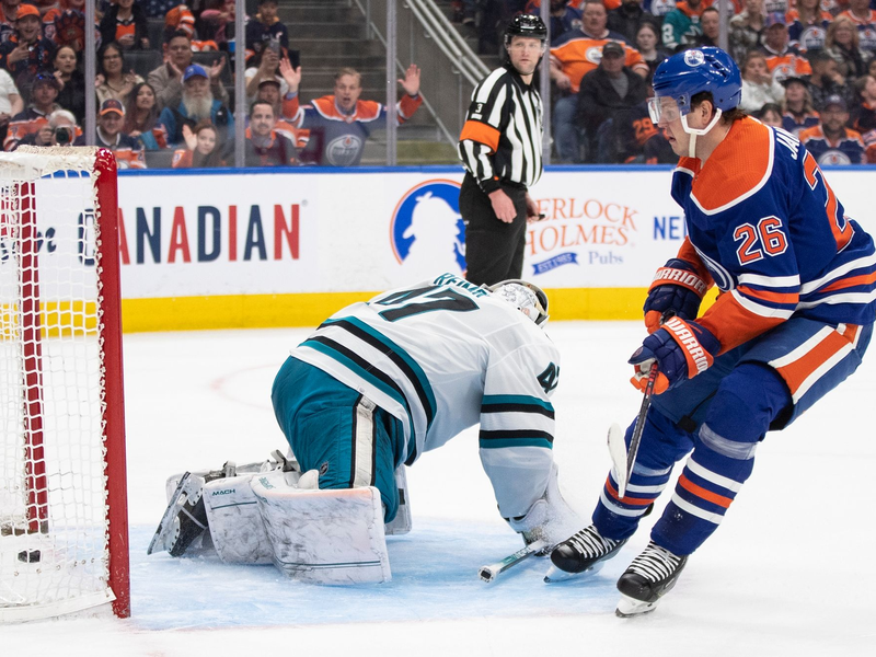 Eishockey: Marc-Edouard Vlasic (44) von den San Jose Sharks sieht zu, wie die Edmonton Oilers während des ersten Drittels ein Tor feiern. - Foto: JASON FRANSON/The Canadian Press/AP/dpa