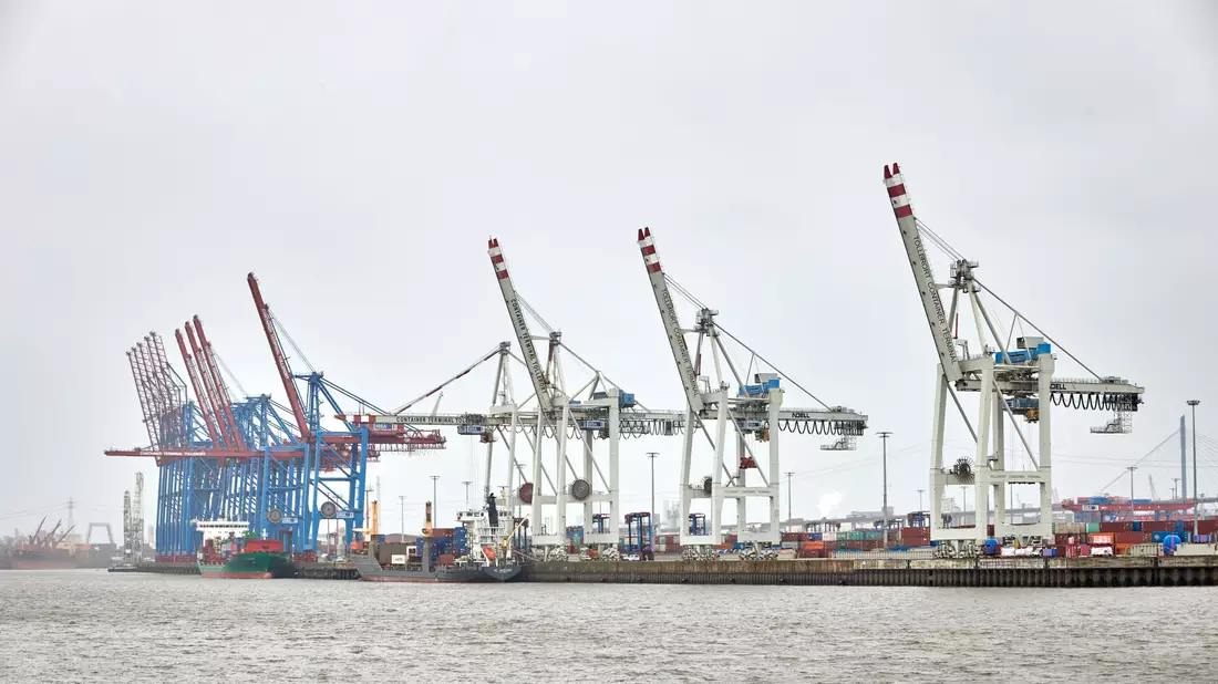 Kräne und Container im Hamburger Hafen. - Bild: Georg Wendt/dpa