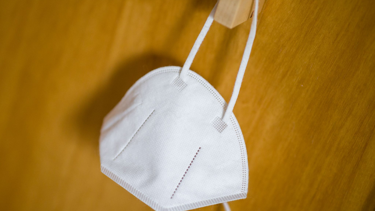 Mit EG.5 breitet sich aktuell eine neue Variante des Coronavirus weltweit aus. In Sachen Gefährlichkeit geben Experten jedoch Entwarnung. - Foto: Daniel Karmann/dpa