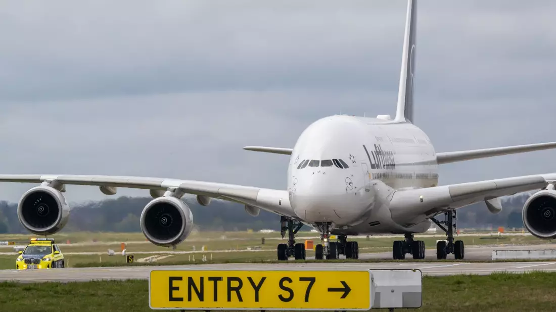 Eine Lufthansa-Maschine des Typs Airbus A380 rolltauf dem Flughafen in München. - Bild: Peter Kneffel/dpa