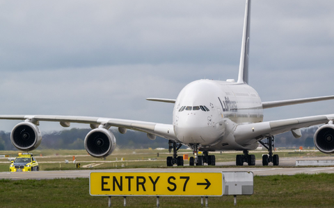 Eine Lufthansa-Maschine des Typs Airbus A380 rolltauf dem Flughafen in München. - Foto: Peter Kneffel/dpa