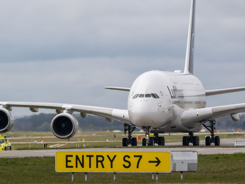Eine Lufthansa-Maschine des Typs Airbus A380 rolltauf dem Flughafen in München. - Foto: Peter Kneffel/dpa