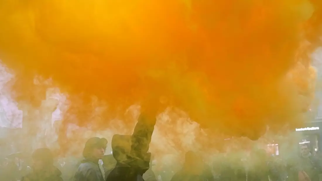 Nach monatelangen teils gewaltsamen Protesten tritt die Rentenreform in Frankreich heute nahezu geräuschlos in Kraft (Archivbild). - Bild: Michel Euler/AP/dpa