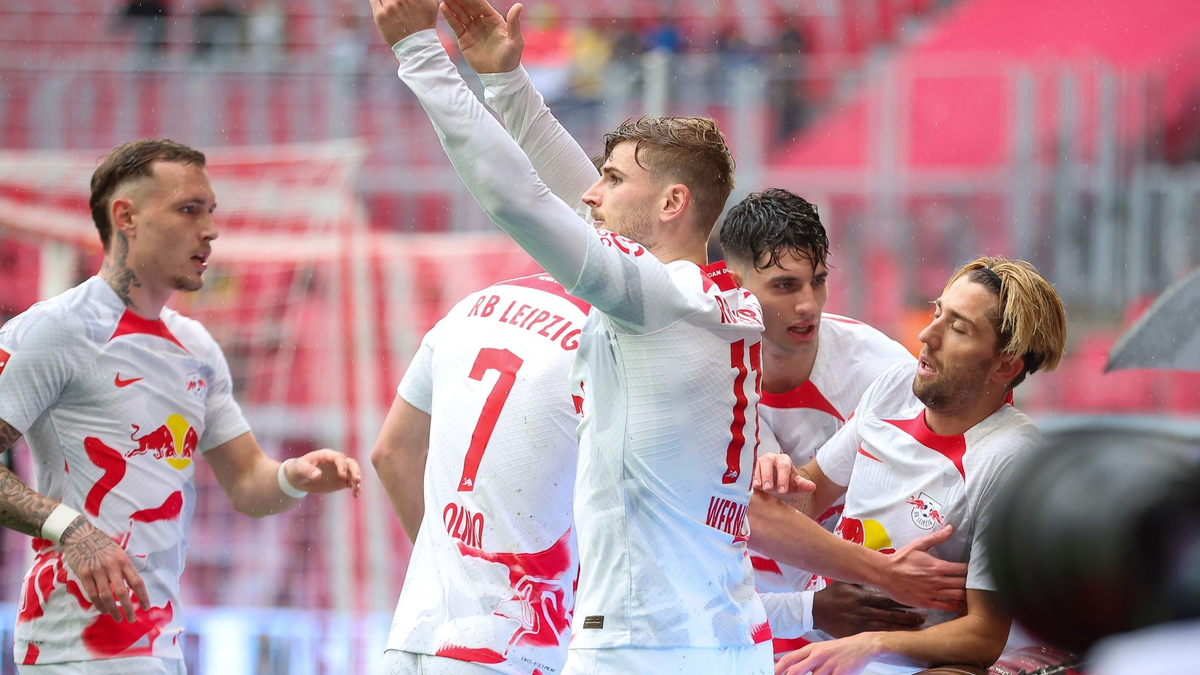 Lois Openda (r) bereitete per Hacke ein Tor für Benjamin Sesko vor.  - Foto: Jan Woitas/dpa