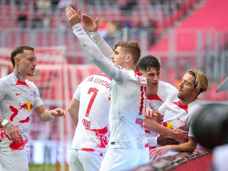 Lois Openda (r) bereitete per Hacke ein Tor für Benjamin Sesko vor.  - Foto: Jan Woitas/dpa