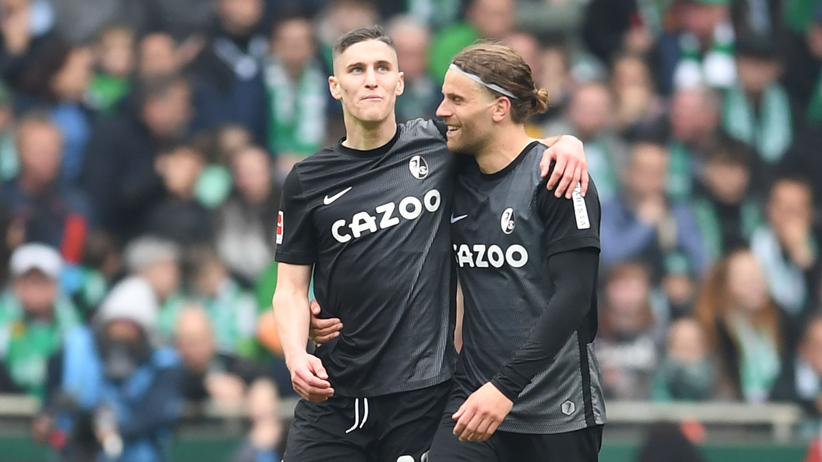 Werders Marvin Ducksch trifft vom Elfmeterpunkt. Freiburgs Torwart Noah Atubolu ist chancenlos. - Foto: Carmen Jaspersen/dpa