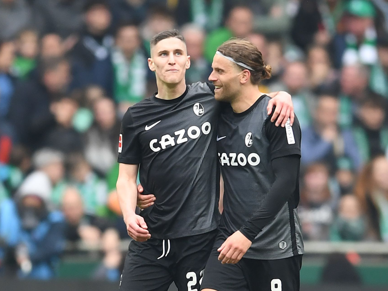 Werders Marvin Ducksch trifft vom Elfmeterpunkt. Freiburgs Torwart Noah Atubolu ist chancenlos. - Foto: Carmen Jaspersen/dpa