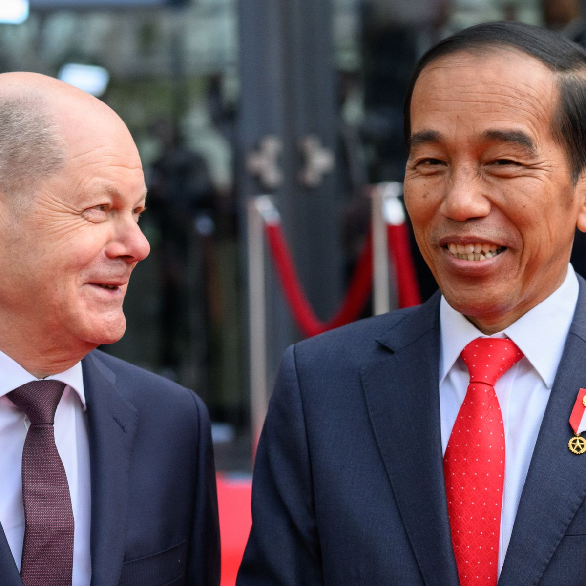 Bundeskanzler Olaf Scholz (SPD), Jonas Gahr Støre, Ministerpräsident von Norwegen und Bundesbildungsministerin Lisa Paus (Grüne) am Stand von Siemens. Links: Der CEO von Siemens, Roland Busch. - Foto: Julian Stratenschulte/dpa