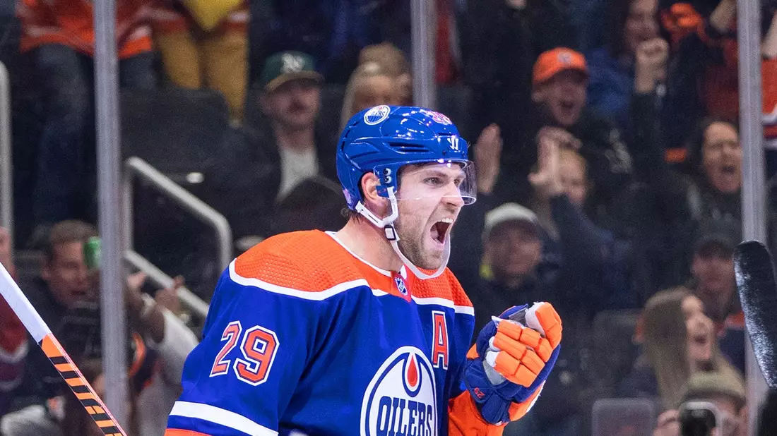 Leon Draisaitl und die Edmonton Oilers kassierten die sechste Niederlage im siebten Saisonspiel. - Bild: Jason Franson/AP/dpa