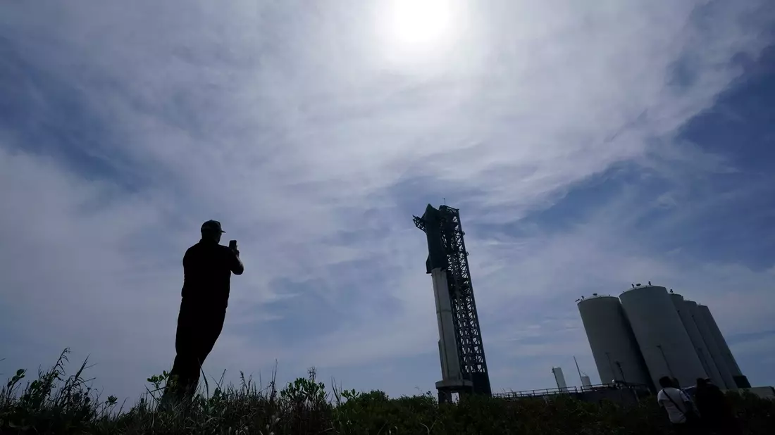 Die SpaceX-Megarakete «Starship» vor dem Start. - Bild: Eric Gay/AP/dpa