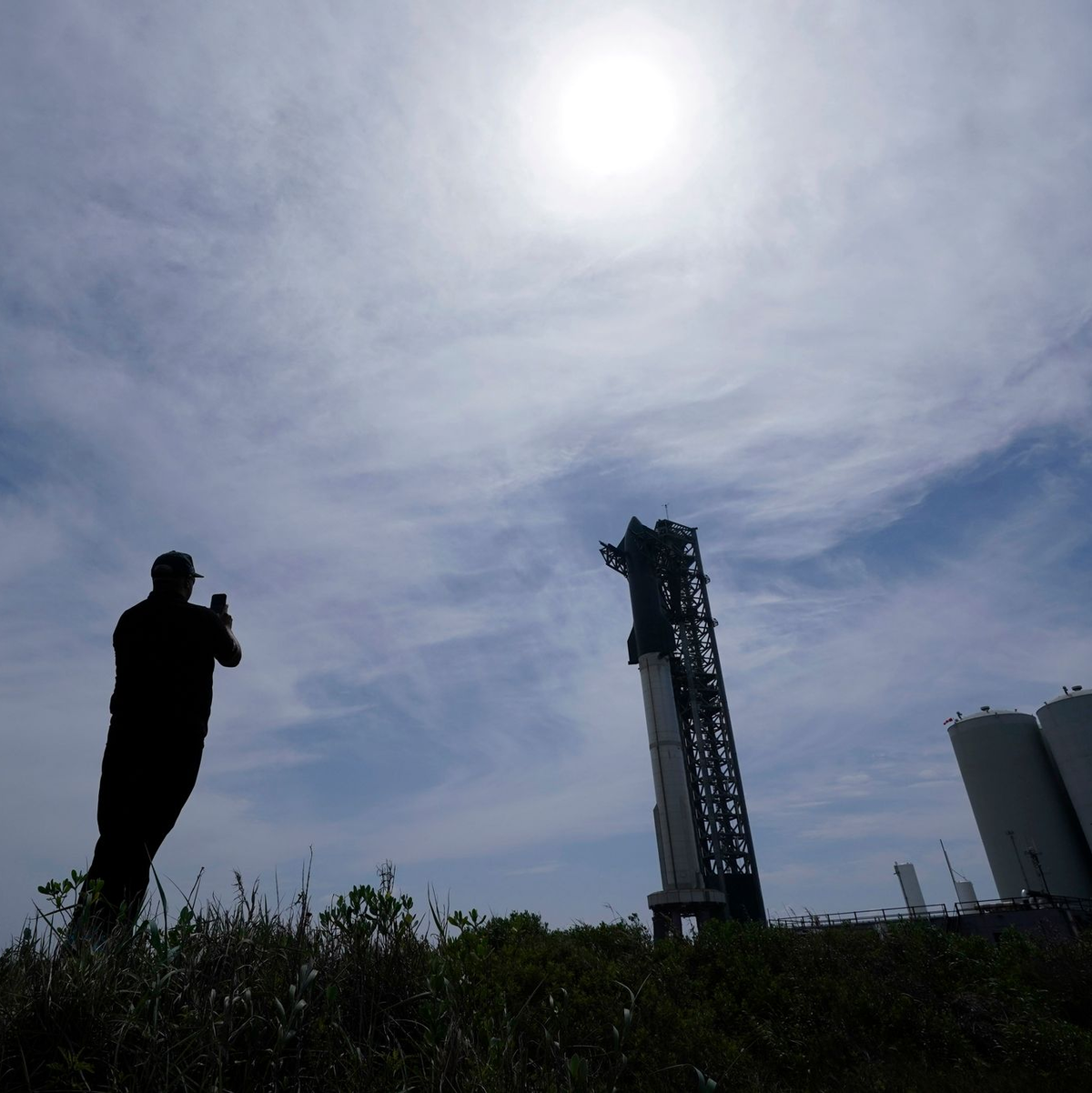 Die SpaceX-Megarakete «Starship» vor dem Start. - Foto: Eric Gay/AP/dpa