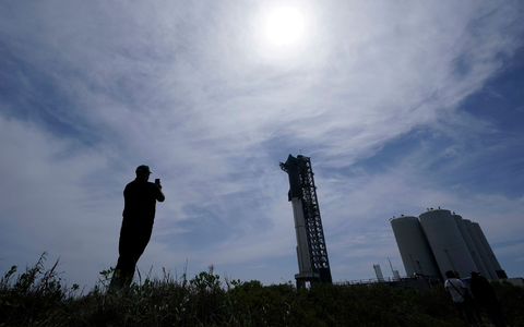 Die SpaceX-Megarakete «Starship» vor dem Start. - Foto: Eric Gay/AP/dpa