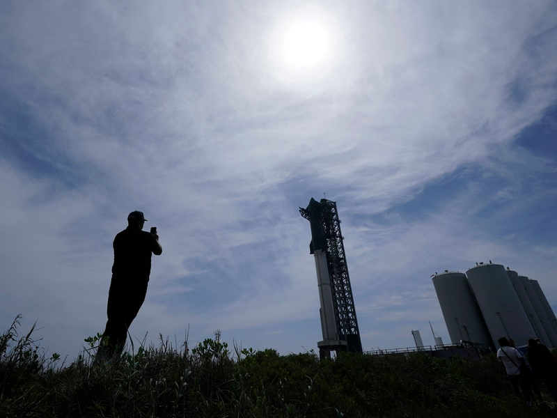 Die SpaceX-Megarakete «Starship» vor dem Start. - Foto: Eric Gay/AP/dpa