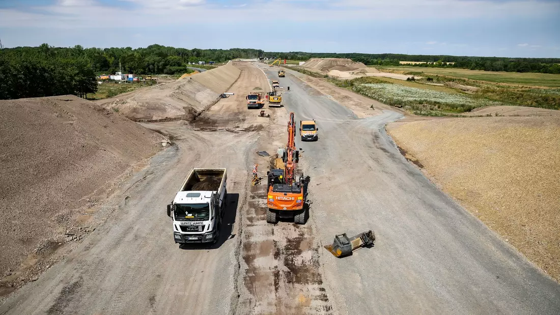 Mit Milliardenkrediten soll die Infrastruktur saniert werden. (Illustration) - Bild: Jan Woitas/dpa