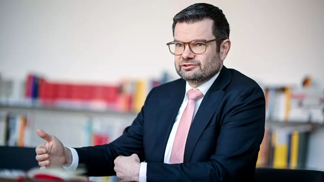 Bundesjustizminister Marco Buschmann (FDP) schlägt rechtliche Erleichterungen für nicht verheiratete Väter und homosexuelle Paare vor. - Bild: Britta Pedersen/dpa