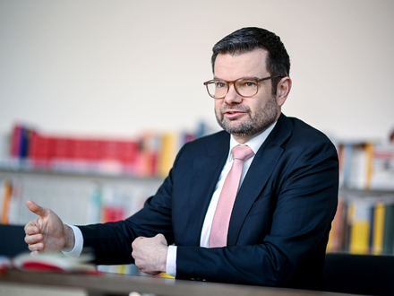 «Ich glaube, das Wichtigste ist, dass jedwede Ausübung von Zwang gegen die Frau sozusagen unterbunden werden muss, auch mit Mitteln des Strafrechts»: Justizminister Marco Buschmann. - Foto: Britta Pedersen/dpa