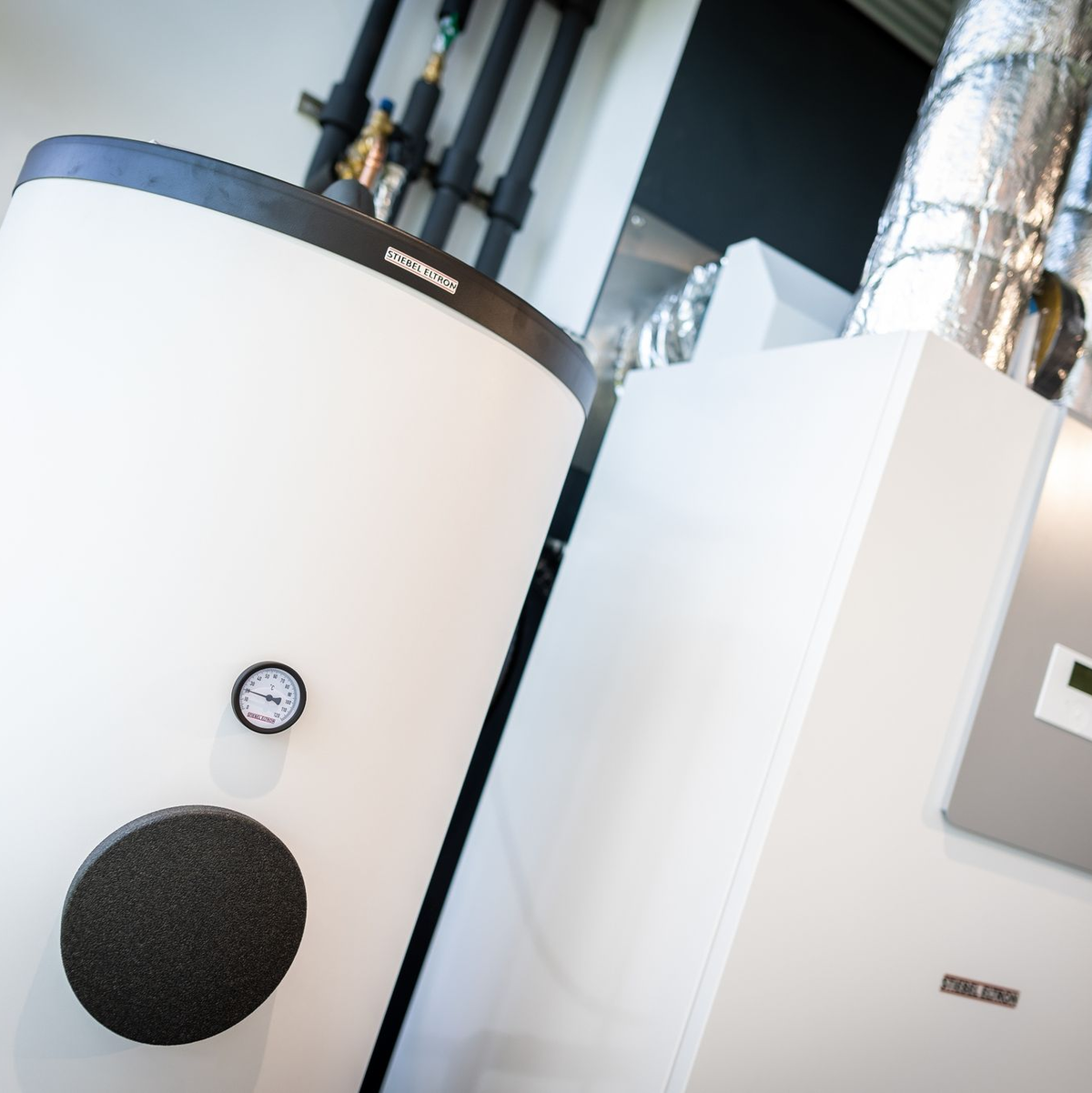 Wärmepumpen in einem Heizungsraum: Das geplante Heizungsgesetz sorgt in der Regierungskoalition weiter für Streit. - Foto: Moritz Frankenberg/dpa