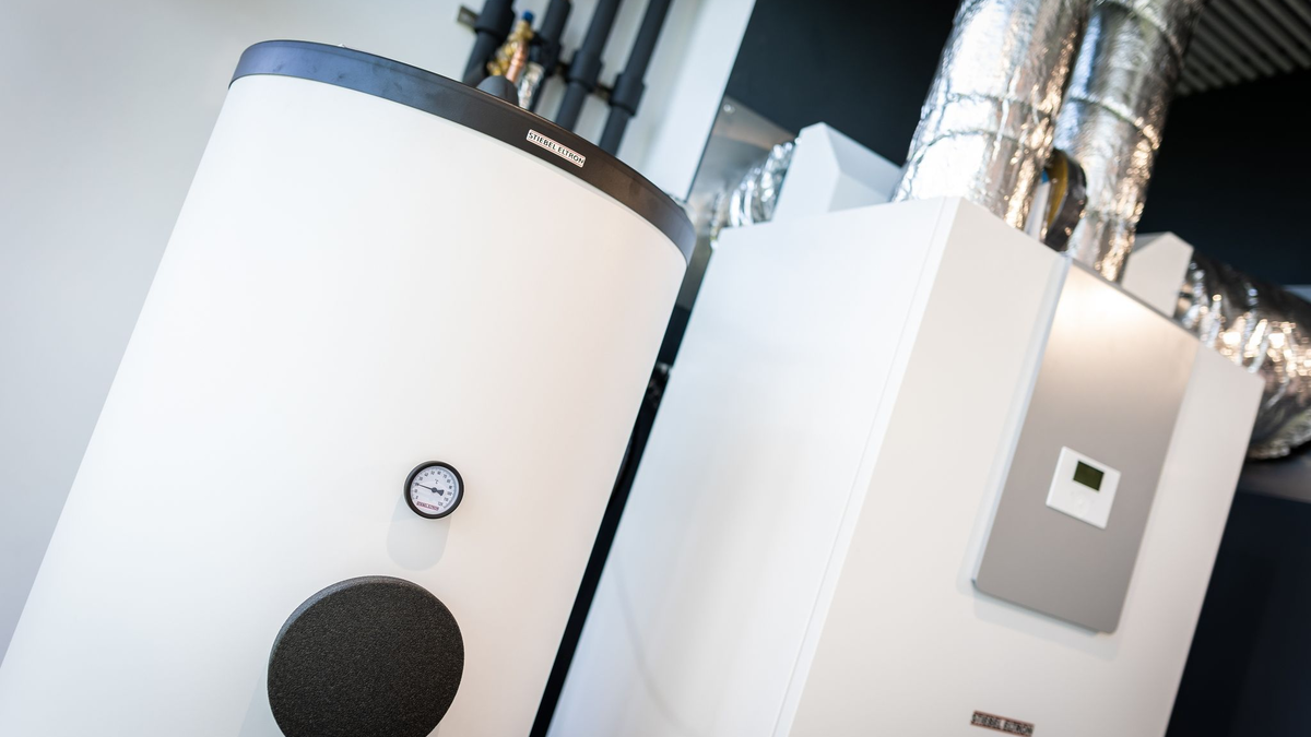 Eine Luft-Wasser-Wärmepumpe in der Außenaufstellung (für Ein- und Zweifamilienhaus) auf dem Gelände des Unternehmens «Stiebel Eltron». - Foto: Moritz Frankenberg/dpa