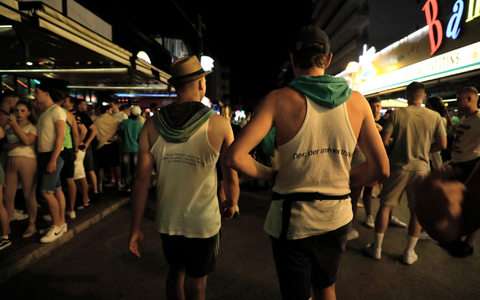 Vom Türsteher angegriffen: Statt zum Feiern in die Clubs auf der Schinkenstraße ging es für einen Mallorca-Touristen ins Krankenhaus (Archivbild). - Foto: Clara Margais/dpa