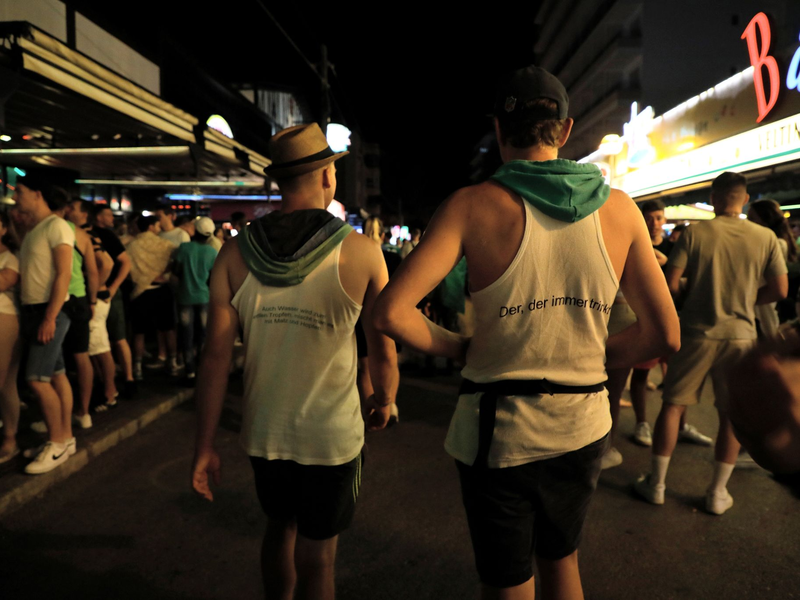 Neue Benimmregeln am Ballermann - zumindest in der Theorie. (Archivbild) - Foto: Clara Margais/dpa