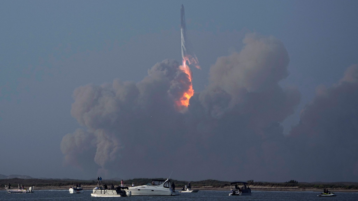 Das Raumschiff «Starship» von SpaceX startet am 20.04.2023 im texanischen Boca Chica - und explodiert nur vier Minuten später. - Foto: Eric Gay/AP/dpa