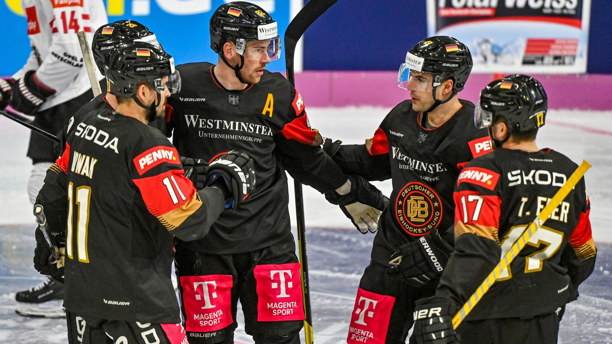 Tom Kühnhackl trifft mit einem fulminanten Schuss zum zwischenzeitlichen 3:0. - Foto: Armin Weigel/dpa