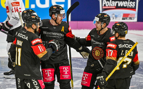 Tom Kühnhackl trifft mit einem fulminanten Schuss zum zwischenzeitlichen 3:0. - Foto: Armin Weigel/dpa