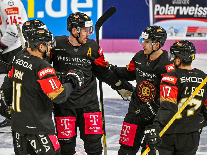 Tom Kühnhackl trifft mit einem fulminanten Schuss zum zwischenzeitlichen 3:0. - Foto: Armin Weigel/dpa