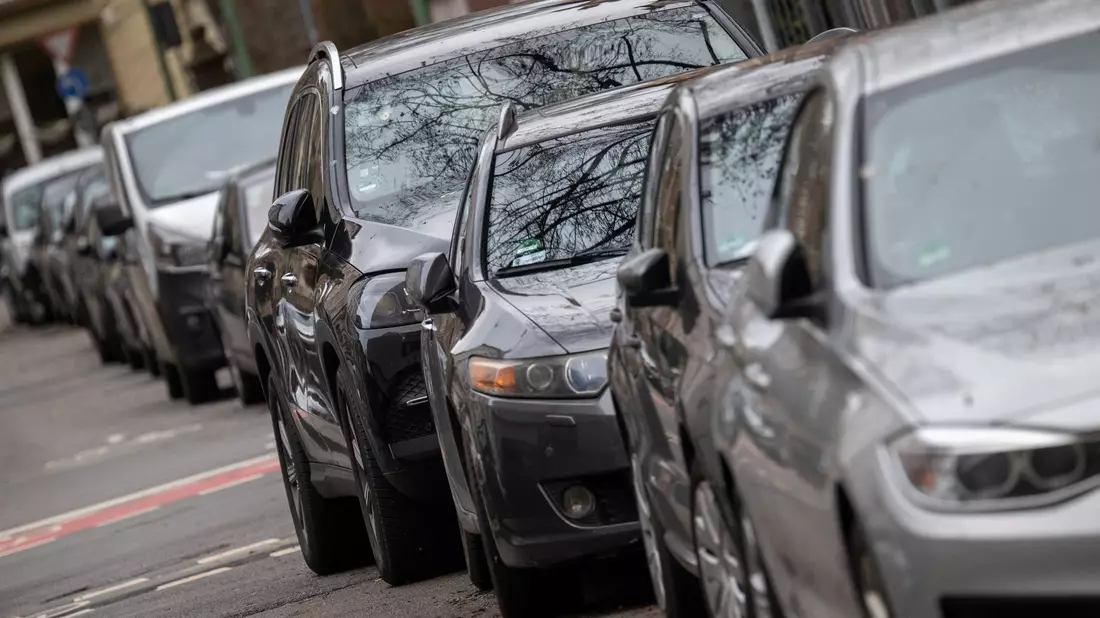Fettes Auto: Ein SUV parkt in einer Reihe mit anderen Autos. (Archivbild) - Bild: Sebastian Gollnow/dpa