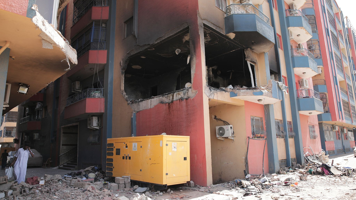 Ein Mann führt in Khartum Esel, die Wasserfässer auf Karren ziehen. - Foto: Marwan Ali/AP/dpa