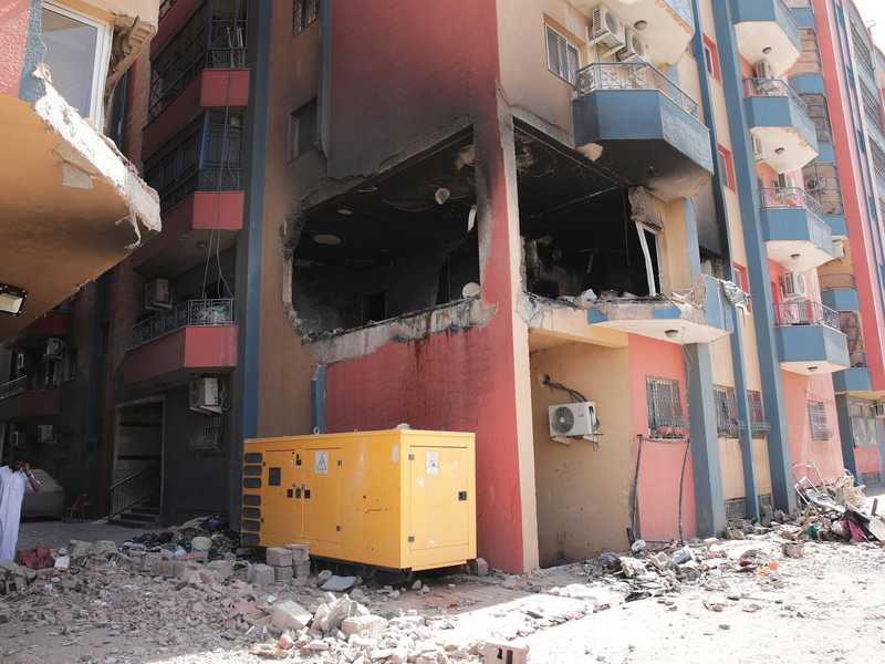 Im April 2023 steigt während der anhaltenden Kämpfe Rauch in Khartum auf. - Foto: Marwan Ali/AP/dpa