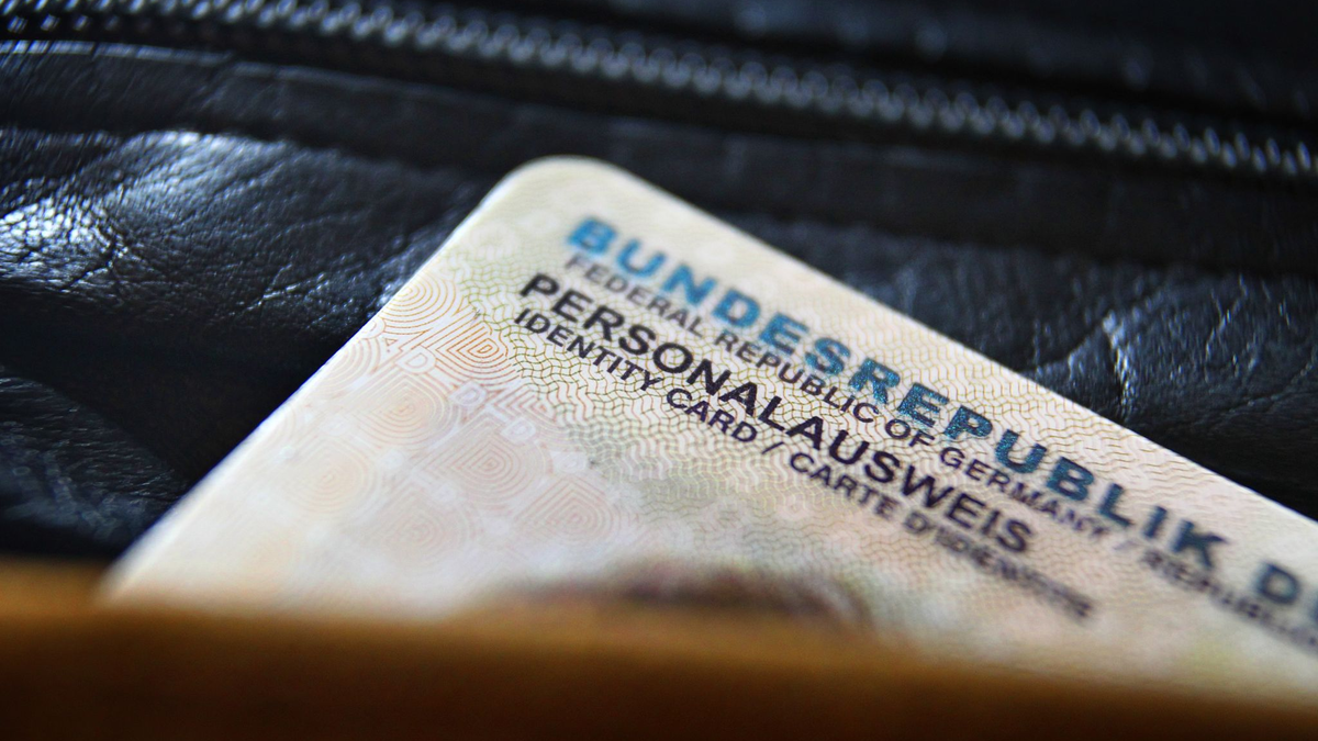 Deutscher Personalausweis: In Deutschland sind 14 Prozent der Bevölkerung keine deutschen Staatsbürgerinnen und Staatsbürger. - Foto: Karl-Josef Hildenbrand/dpa