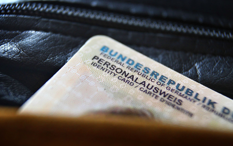 Deutscher Personalausweis: In Deutschland sind 14 Prozent der Bevölkerung keine deutschen Staatsbürgerinnen und Staatsbürger. - Foto: Karl-Josef Hildenbrand/dpa