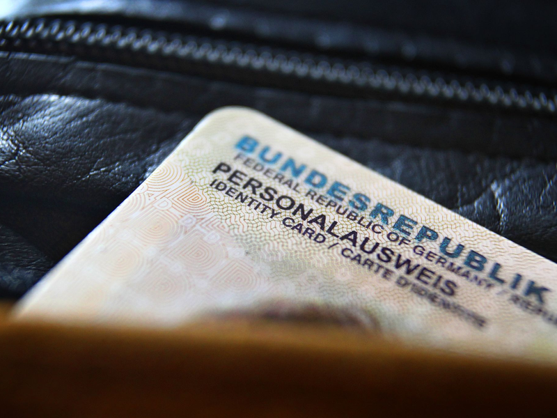Deutscher Personalausweis: In Deutschland sind 14 Prozent der Bevölkerung keine deutschen Staatsbürgerinnen und Staatsbürger. - Foto: Karl-Josef Hildenbrand/dpa