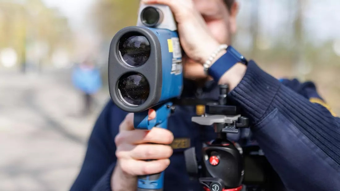 Die Polizei führt in einigen Bundesländern heute schwerpunktmäßig Geschwindigkeitskontrollen durch (Symbolbild). - Bild: Daniel Karmann/dpa