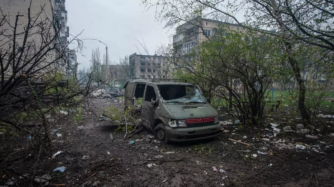 Ukrainische Soldaten an der Front: Der Krieg in der Ukraine fordert viele Tote. - Bild: Iryna Rybakova/AP/dpa
