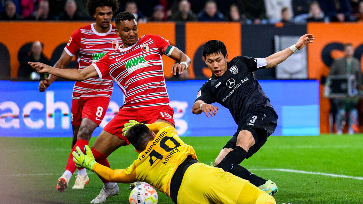 Der VfB Stuttgart feiert den Sieg beim FC Augsburg. - Foto: Tom Weller/dpa