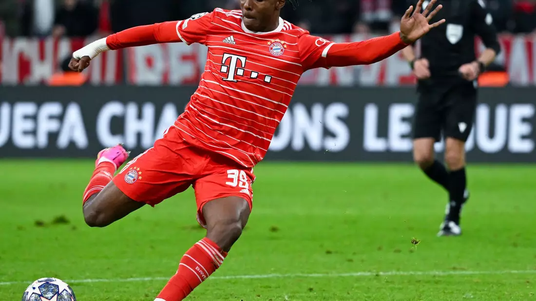 Bayerns Mathys Tel bejubelt sein Tor zum zwischenzeitlichen 4:2 gegen Manchester United. - Bild: Sven Hoppe/dpa