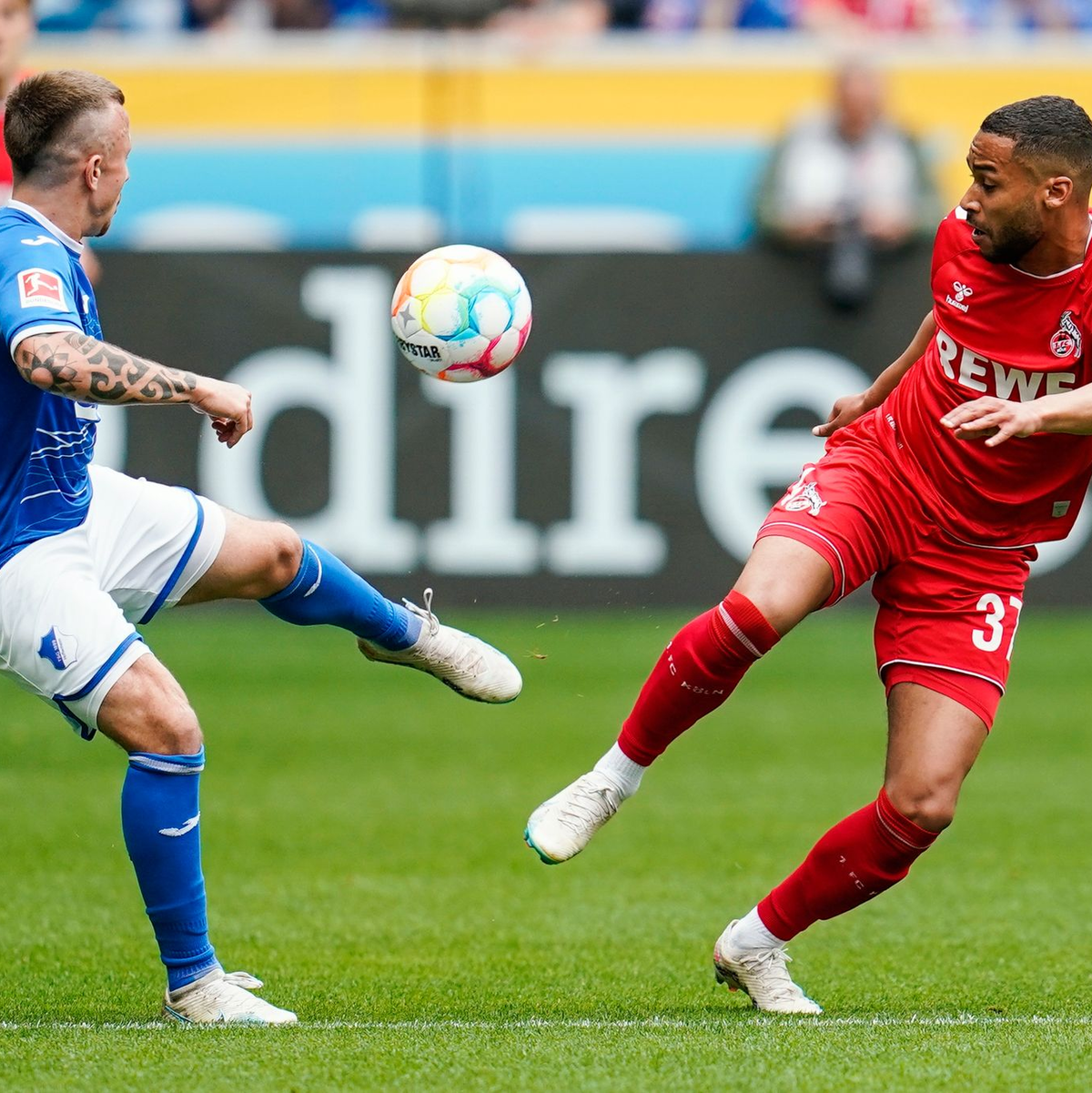 In den vergangenen Wochen gab es zahlreiche Proteste gegen einen Investoren-Einstieg in die Bundesliga. - Foto: Uwe Anspach/dpa