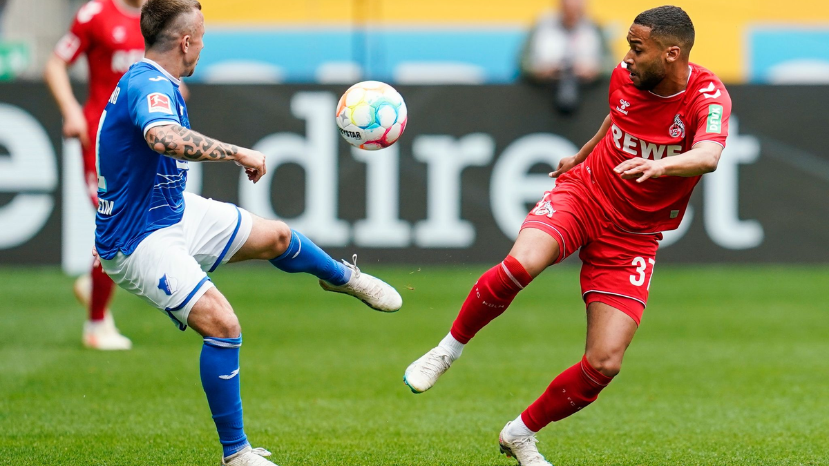 Kölns Dejan Ljubicic (l) im Laufduell mit dem Hoffenheimer Ihlas Bebou. - Foto: Uwe Anspach/dpa