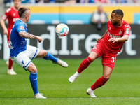 Kölns Dejan Ljubicic (l) im Laufduell mit dem Hoffenheimer Ihlas Bebou. - Foto: Uwe Anspach/dpa