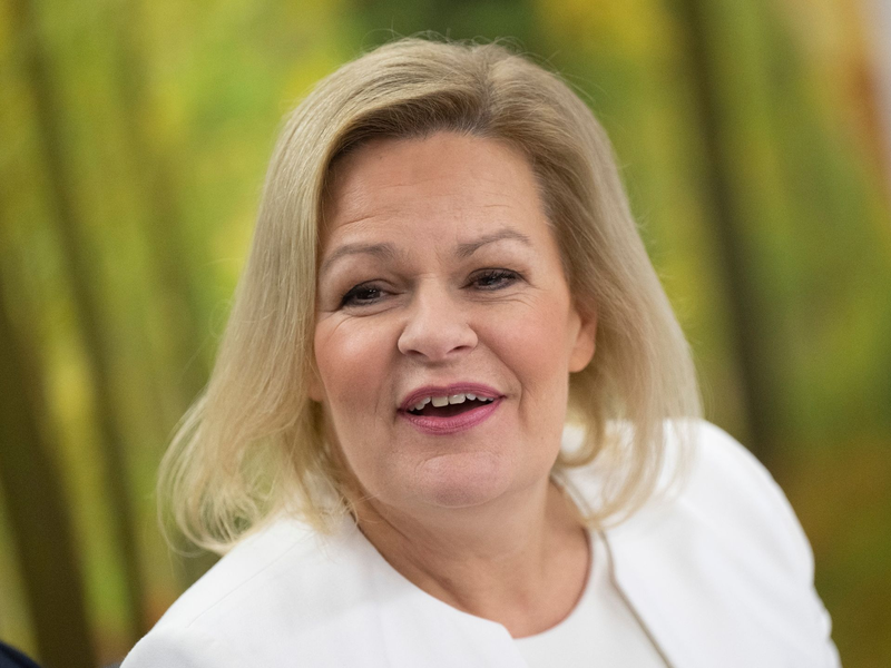 Nancy Faeser, Spitzenkandidatin der SPD und Bundesinnenministerin, scheint mit dem Ergebnis der Wahl nicht zufrieden. - Foto: Boris Roessler/dpa