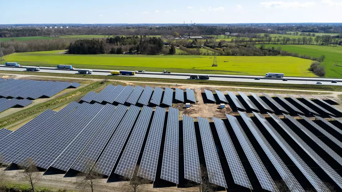 Mit den neuen Verträgen mit Vattenfall kommt mehr als 50 Prozent des von Evonik bezogenen Stroms aus erneuerbaren Quellen. Bis 2030 möchte das Unternehmen vollständig auf grünen Strom umstellen. - Bild: Christian Charisius/dpa