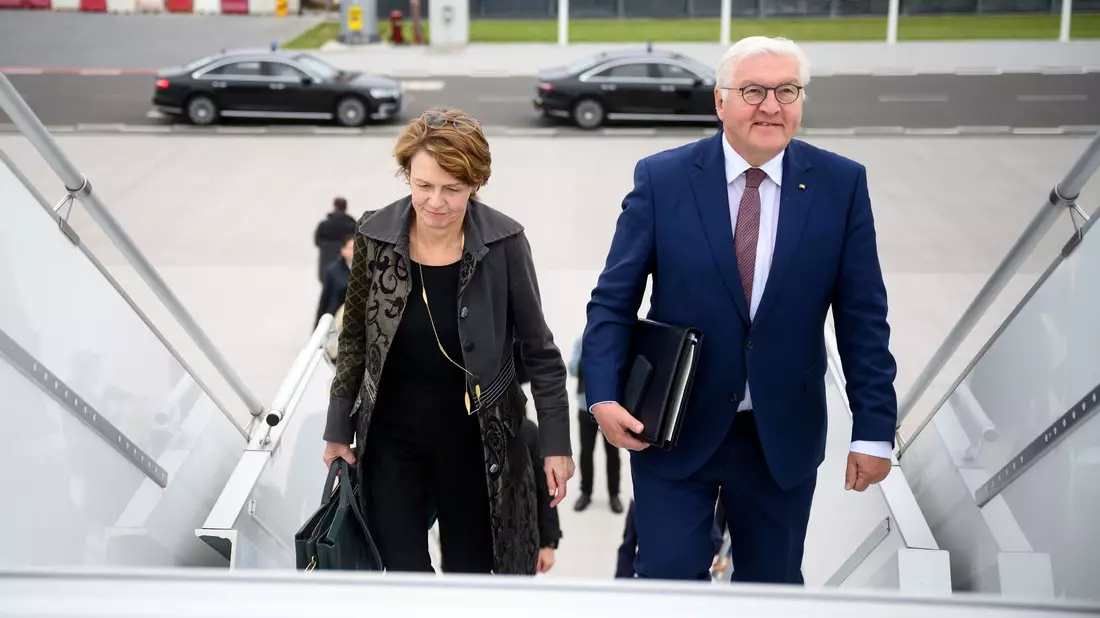 Bundespräsident Frank-Walter Steinmeier und seine Frau Elke Büdenbender unterhalten sich im Zentrum am Zoo mit Mitarbeiterinnen und Mitarbeitern der neuen Kinderakademie der Berliner Stadtmission. - Bild: Bernd von Jutrczenka/dpa